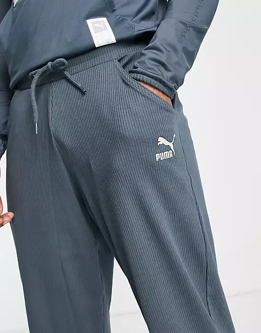 Puma - Classics - Pantalon droit côtelé - Ardoise bleu foncé - Exclusivité ASOS